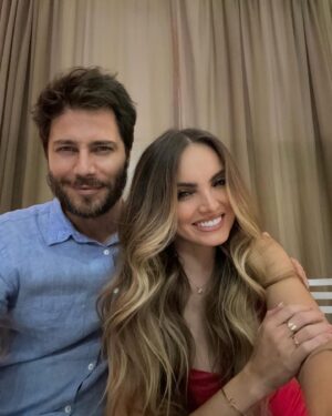 André Bankoff Instagram - Todo contigo es especial ❤️ 
Adivinen quien agarró el bouquet?!

Tudo com você é especial ❤️
Adivinhem quem pegou o boquê?! 

🤭💐 

Vestido: @loversfriendsla @revolve