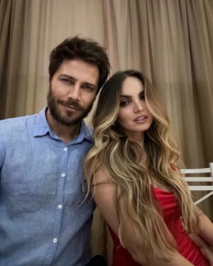André Bankoff Instagram - Todo contigo es especial ❤️ 
Adivinen quien agarró el bouquet?!

Tudo com você é especial ❤️
Adivinhem quem pegou o boquê?! 

🤭💐 

Vestido: @loversfriendsla @revolve