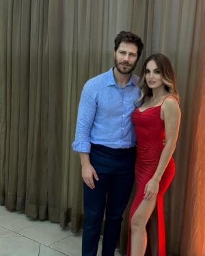 André Bankoff Instagram - Todo contigo es especial ❤️ 
Adivinen quien agarró el bouquet?!

Tudo com você é especial ❤️
Adivinhem quem pegou o boquê?! 

🤭💐 

Vestido: @loversfriendsla @revolve