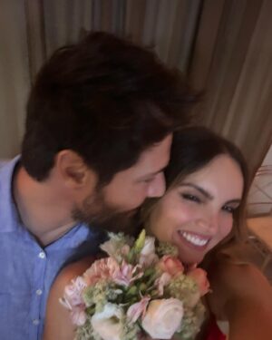 André Bankoff Instagram - Todo contigo es especial ❤️ 
Adivinen quien agarró el bouquet?!

Tudo com você é especial ❤️
Adivinhem quem pegou o boquê?! 

🤭💐 

Vestido: @loversfriendsla @revolve
