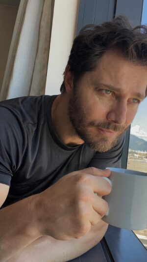 André Bankoff Instagram - Pode ser brita ou tijolo 🤣😂! Mas aconselho respirar e sorrir 🩵