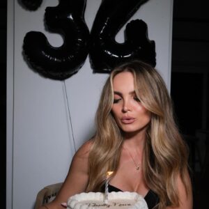 André Bankoff Instagram - Feliz cumpleaños mi amor! Que Deus te abençoe sempre, te desejo muita saúde e felicidades. Te admiro muito, pelo seu caráter, sua essência, sua educação, bondade e generosidade em vida. Você é uma grande mulher, determina e batalhadora. Que Jesus Cristo seja sempre nossa inspiração diária. Te amo! Feliz aniversário 🎂🎉🎈🎊🎁🩵🩵🩵 @carolreali