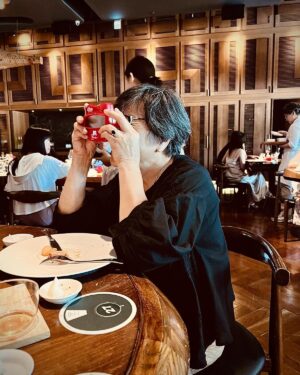 André Chiang Instagram - 這是我媽～🥰🤣

#rawtaipei
#collectivememories
#十週年紀念菜單
