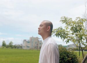 André Chiang Instagram - 現在可以明顯感覺到吹在我臉上的似乎不只是單純的風...可能還夾雜了一些PM2.5吧😂 但又不想捨棄這份喜歡，當遇到問題最直接的方式就是面對問題，自己找到了Poll-Tex防霾紗窗，改善了開窗的困擾。

我喜歡站在窗前感受四季更迭，享受自然風的吹拂，每個時刻的變換其實都很有趣，些微的變化都令人著迷，我很享受在這樣的時光中放空思考，再重新拾起思考。

Poll-Tex的防護，讓我再次重回柔風溫暖的懷抱，感覺很好，站在窗前的我，依舊可以自在享受呼吸空氣中的純粹，拾回寧靜，感受自然的美好。
#Polltex #普特絲 #防霾紗窗