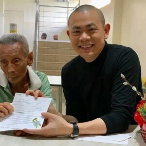 André Chiang Instagram - Since the first day I met Mr. Ng “The ice cream uncle”, we built a mutual bond and relationship beyond words, his passion to his work inspired me to create something just for him- to raised a national donation to improve his living quality.

I remembered him saying to me “I don’t want donation, I simply want to sell ice cream”… I totally respect that but how many ice he could possibly sell per day? 
so we created Restaurant ANDRE’s “Ice cream uncle” dessert to sell the ice cream for uncle Ng, by offering him all the profit and donation by the end of the year to him. 

I believed it was just a token gesture to raise awareness, most importantly to get the public attention to protect and support this living treasure- oldest ice cream uncle at age of 92 doing what he’s passionate about ; we successfully to sell thousands of ice cream over the year, forwarded tremendous guests to visit his stand near Sim Lim tower. 

I’m sure Mr. Ng will continue selling ice cream, bring the happiness and this Singapore culture to wherever he is; and for everyone out there, please support all the living treasure while you can, support their passion as well as supporting them to continue being beautiful memories to the world. 

自從我第一次見到黃先生（“冰淇淋叔叔”）以來，我們建立了超越言語的互信和關係。他對工作的熱情激勵我為他創作 — 我們發起全國捐贈來改善他的生活質量。

我記得他對我說：“我不想要捐款，我只想賣冰淇淋”……我完全尊重他的想法，他一天能賣多少冰淇淋呢？但他答應讓我們”幫他賣冰淇淋”; 於是我們創作了Restaurant ANDRE的“冰淇淋叔叔”甜品，為黃叔叔賣冰淇淋，然後在年底將所有所得交給他、當作是”賣冰淇淋的錢”。

當時我認為這只是一個象徵性的舉動，來提高人們的社會意識和關懷，最重要的是吸引公眾關注對老年從業族群及文化資產的保護，保護及支持這位活國寶—92歲高齡的新加坡冰淇淋叔叔，繼續做他熱愛的事情。我們成功地在Restaurant ANDRE一年內賣出了數千份冰淇淋，並吸引了大量顧客去支持他在SimLim大廈附近的攤位。

我相信黃先生會在天上繼續賣著冰淇淋，為所有人帶來歡樂並將這種新加坡文化傳遞到他所在的每一個地方。希望大家都珍惜生活周遭的”活國寶們” , 支持他們的夢想和他們為世界帶來的美好.