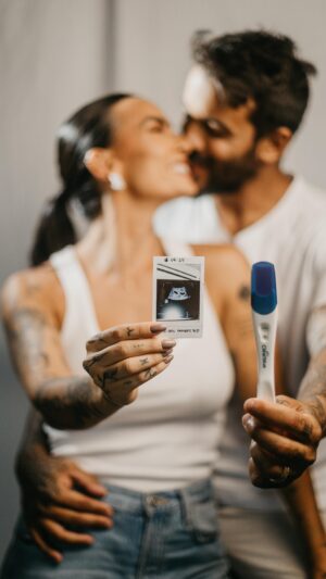 André Coelho Instagram - Hoje completamos 3 anos de casados e eu queria dizer muitas coisas mas só consigo falar que agora somos 6! Eu, você, Tibau, Tita e os gêmeos 🤰🏻❤️