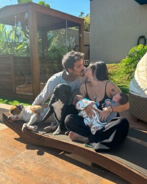 André Coelho Instagram - Banho de sol com a sequência mais gostosa dessa sexta e com a Tita se perguntando “e se eu lamber essa cabecinha aqui?” Kkkkk