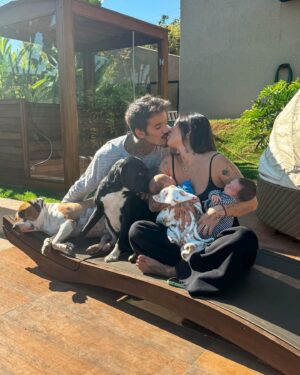 André Coelho Instagram - Banho de sol com a sequência mais gostosa dessa sexta e com a Tita se perguntando “e se eu lamber essa cabecinha aqui?” Kkkkk
