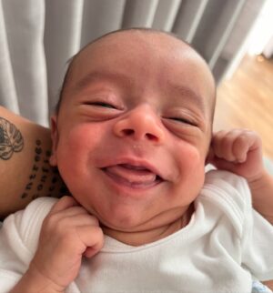 André Coelho Instagram - 2 meses do maior amor do mundo! 
Dois meses que nossas vidas tem muito mais sentido e alegria… eu já nem me lembro como eram os meus dias antes de vocês! Amo tanto que dói! 
Viva J&J! Viva minha dupla casca de bala 💙💙 
*a última foto merece celebração também e só os assistidores de stories entenderão 😂💪🏽