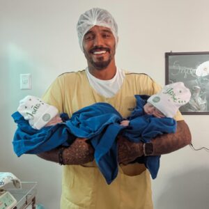 André Coelho Instagram - De tudo que eu já vivi, as quase 20h horas de trabalho de parto, chegar a 10 de dilatação e finalizar na cesária, foi com certeza, a mais transformadora! Mais uma vez, Deus provando que a vontade dele sempre prevalece e sempre prevalecerá e dessa forma será perfeito! 
Agora sim, estamos todos no quarto e 100% bem! Começamos essa jornada louca gemelar com tudo… 
Se preparem pro relato de parto com mais nuances da vida! Foi lindo! Foi transformador! Tudo valeu a pena! Viva J&J!