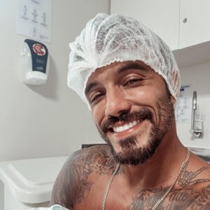 André Coelho Instagram - De tudo que eu já vivi, as quase 20h horas de trabalho de parto, chegar a 10 de dilatação e finalizar na cesária, foi com certeza, a mais transformadora! Mais uma vez, Deus provando que a vontade dele sempre prevalece e sempre prevalecerá e dessa forma será perfeito! 
Agora sim, estamos todos no quarto e 100% bem! Começamos essa jornada louca gemelar com tudo… 
Se preparem pro relato de parto com mais nuances da vida! Foi lindo! Foi transformador! Tudo valeu a pena! Viva J&J!