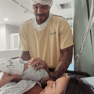 André Coelho Instagram - De tudo que eu já vivi, as quase 20h horas de trabalho de parto, chegar a 10 de dilatação e finalizar na cesária, foi com certeza, a mais transformadora! Mais uma vez, Deus provando que a vontade dele sempre prevalece e sempre prevalecerá e dessa forma será perfeito! 
Agora sim, estamos todos no quarto e 100% bem! Começamos essa jornada louca gemelar com tudo… 
Se preparem pro relato de parto com mais nuances da vida! Foi lindo! Foi transformador! Tudo valeu a pena! Viva J&J!