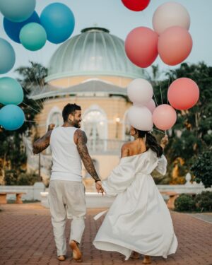 André Coelho Instagram - Chegou a hora do bolão oficial!
A notícia é: os bebês são do mesmo sexo!!! E agora, em que time você tá 🩷🩷 ou 💙💙?? 

Ensaio nesse sonho de lugar que a @villagiardini, onde será o chá sábado!!! Ansiosaaaaa!!!