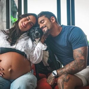 André Coelho Instagram - Nosso dia 1 🥹 estamos fazendo hoje 7 anos e 4 meses juntos sendo 3 anos e 6 meses de casados. E que loucura, lá se vão quase 8 anos do nosso (re)encontro inusitado… Ao mesmo tempo que parece uma vida inteira, parece também que passou num piscar de olhos… 
Você sabe, eu te falo isso sempre, mas vou repetir! Você foi a melhor escolha, o melhor caminho. Construímos a nossa fortaleza juntos e não tem nada que eu me orgulhe mais do que nossa família!!! Te assistir hoje esse paizão é inexplicável! Que a gente se reencontre em todas as próximas vidas amor💙💙