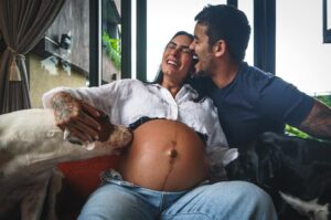 André Coelho Instagram - Nosso dia 1 🥹 estamos fazendo hoje 7 anos e 4 meses juntos sendo 3 anos e 6 meses de casados. E que loucura, lá se vão quase 8 anos do nosso (re)encontro inusitado… Ao mesmo tempo que parece uma vida inteira, parece também que passou num piscar de olhos… 
Você sabe, eu te falo isso sempre, mas vou repetir! Você foi a melhor escolha, o melhor caminho. Construímos a nossa fortaleza juntos e não tem nada que eu me orgulhe mais do que nossa família!!! Te assistir hoje esse paizão é inexplicável! Que a gente se reencontre em todas as próximas vidas amor💙💙