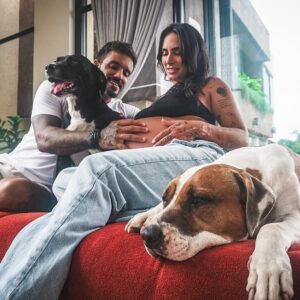 André Coelho Instagram - Nosso dia 1 🥹 estamos fazendo hoje 7 anos e 4 meses juntos sendo 3 anos e 6 meses de casados. E que loucura, lá se vão quase 8 anos do nosso (re)encontro inusitado… Ao mesmo tempo que parece uma vida inteira, parece também que passou num piscar de olhos… 
Você sabe, eu te falo isso sempre, mas vou repetir! Você foi a melhor escolha, o melhor caminho. Construímos a nossa fortaleza juntos e não tem nada que eu me orgulhe mais do que nossa família!!! Te assistir hoje esse paizão é inexplicável! Que a gente se reencontre em todas as próximas vidas amor💙💙