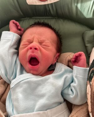 André Coelho Instagram - As carinhas de quem dormiu a primeira noite em casa depois de tantos desafios 💙💙🥹 eu tô muito apaixonada… melhor sensação do mundo! #J&J