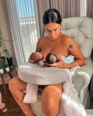 André Coelho Instagram - As carinhas de quem dormiu a primeira noite em casa depois de tantos desafios 💙💙🥹 eu tô muito apaixonada… melhor sensação do mundo! #J&J