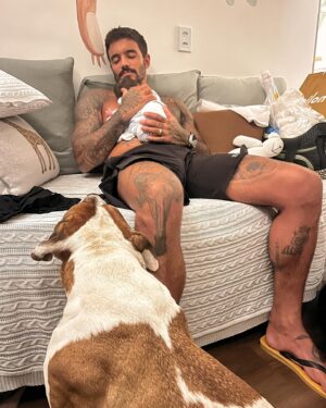 André Coelho Instagram - As carinhas de quem dormiu a primeira noite em casa depois de tantos desafios 💙💙🥹 eu tô muito apaixonada… melhor sensação do mundo! #J&J
