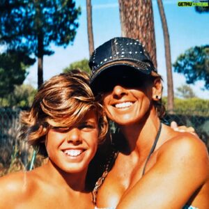 André Fialho Instagram - Feliz dia da Mãe à melhor Mãe que o universo me podia ter dado 💫🌹❤️
Obrigado nunca vai chegar para tudo o que é, significa e representa para mim! Mas com tudo o que me ensina e com o seu exemplo, vou fazer de tudo para a deixar muito orgulhosa! Sou tão grato por a ter na minha vida e sou tão grato por a Mãe ser o único ser humano a me mostrar o que é amor incondicional! 
Amo-a tanto que nem imagina 🥰❤️
Saudades suas 🫂😘 @filipamensurado