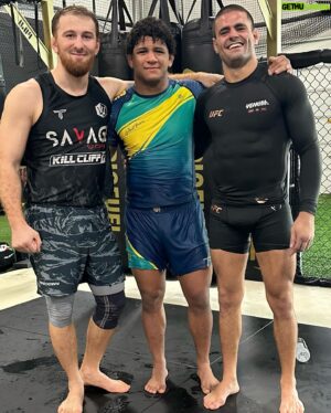 André Fialho Instagram - It’s good to be back 🤗🙏 
@gilbert_burns 
@mukhamed_berkhamov