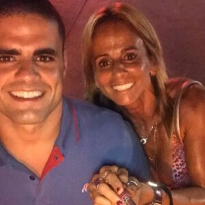 André Fialho Instagram - Feliz dia da Mãe à melhor Mãe que o universo me podia ter dado 💫🌹❤️
Obrigado nunca vai chegar para tudo o que é, significa e representa para mim! Mas com tudo o que me ensina e com o seu exemplo, vou fazer de tudo para a deixar muito orgulhosa! Sou tão grato por a ter na minha vida e sou tão grato por a Mãe ser o único ser humano a me mostrar o que é amor incondicional! 
Amo-a tanto que nem imagina 🥰❤️
Saudades suas 🫂😘 @filipamensurado