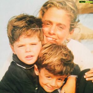 André Fialho Instagram - Feliz dia da Mãe à melhor Mãe que o universo me podia ter dado 💫🌹❤️
Obrigado nunca vai chegar para tudo o que é, significa e representa para mim! Mas com tudo o que me ensina e com o seu exemplo, vou fazer de tudo para a deixar muito orgulhosa! Sou tão grato por a ter na minha vida e sou tão grato por a Mãe ser o único ser humano a me mostrar o que é amor incondicional! 
Amo-a tanto que nem imagina 🥰❤️
Saudades suas 🫂😘 @filipamensurado