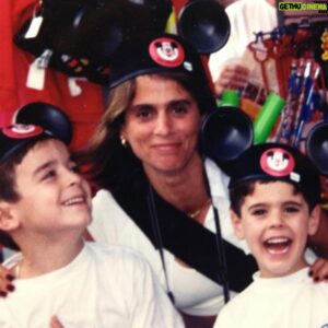 André Fialho Instagram - Feliz dia da Mãe à melhor Mãe que o universo me podia ter dado 💫🌹❤️
Obrigado nunca vai chegar para tudo o que é, significa e representa para mim! Mas com tudo o que me ensina e com o seu exemplo, vou fazer de tudo para a deixar muito orgulhosa! Sou tão grato por a ter na minha vida e sou tão grato por a Mãe ser o único ser humano a me mostrar o que é amor incondicional! 
Amo-a tanto que nem imagina 🥰❤️
Saudades suas 🫂😘 @filipamensurado
