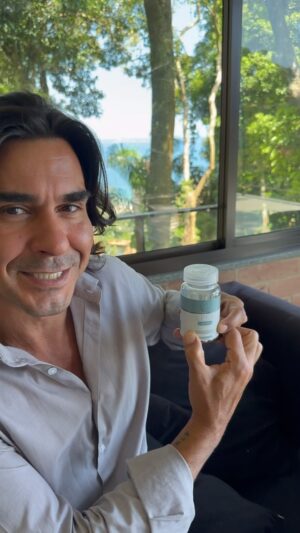 André Gonçalves Instagram - Nada melhor do que começar o ano pensando em manter nossa saúde em dia não é? 
 Desde que conheci o LESS CARBS, inibidor de carboidratos da @elevelife venho conseguindo controlar a minha fome aumentando a sensação de saciedade e reduzindo a minha vontade da ingestão de doces na minha rotina.
 
LESS CARBS reduz os níveis de açúcar no sangue após as refeições, estimula a produção de serotonina que é o hormônio da felicidade, e ainda diminui a sensação a sensação de stress e ansiedade que é super normal quando reduzimos o consumo de açúcares.

Mais sobre @elevelife clique no link nos stories e ainda tem meu cupom de desconto imperdível! 🩵

#saúde #lesscarbs #elevelife