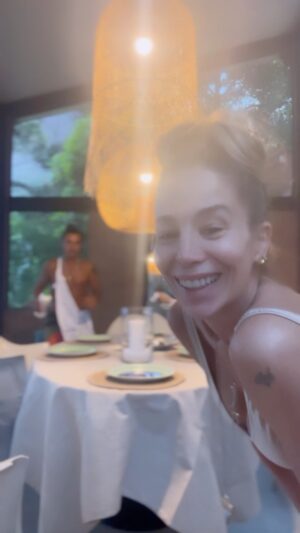 André Gonçalves Instagram - Vai ter noite com sol no nosso cantinho de céu 🎇🥂🎆 

Que 2024 chegue solar pra vcs tb❕
Saúde & Fé❕

#esquenta2024 #homesweethome #felizanonovo #amor #florescer #fé