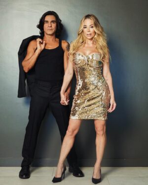André Gonçalves Instagram - Quando a gente não tá no ensaio da nossa próxima peça (juntos!) rolam umas poses 🍒

Acham que será um drama ou uma comédia? Ou os 2 juntos? 

Ph @jucoutinho 
Styling @samantha_szczerb 
Beauty @makegonzovivi