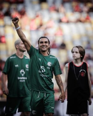 André Gonçalves Instagram - Um #tbt de ontem que marcou um gol eternizado no meu coração! 
Que honra ser convidado para jogar meu esporte favorito no jogo dos artistas a convite do meu ídolo @zico e de seu filho @coimbrabr no estádio mais especial do mundo, o Maracanã! 
Que golaço! 
Gratidão sem fim! @alvesjopaco_fotos 📸
🙏♥️⚽️

#jogodosartistas2023 #maracanã #gratidao
