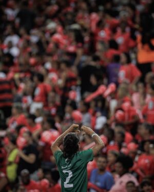 André Gonçalves Instagram - Um #tbt de ontem que marcou um gol eternizado no meu coração! 
Que honra ser convidado para jogar meu esporte favorito no jogo dos artistas a convite do meu ídolo @zico e de seu filho @coimbrabr no estádio mais especial do mundo, o Maracanã! 
Que golaço! 
Gratidão sem fim! @alvesjopaco_fotos 📸
🙏♥️⚽️

#jogodosartistas2023 #maracanã #gratidao