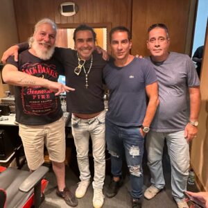 André Gonçalves Instagram - Primeiro trabalho do ano, felizes e bem acompanhados! Estamos no maior espetáculo teatral em areia de #praia do mundo, em #SaoVicente #SP . Já nos divertimos um monte na pré produção. Ingressos esgotados para os 4 dias.