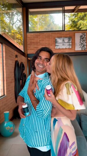 André Gonçalves Instagram - Casal que se cuida unido permanece unido e a gente pode provar! 

A @elevelife vem fazendo parte da nossa rotina de auto cuidado diário, não apenas fortalecendo a saúde dos nossos cabelos com o Eleve Hair, como tb reafirmando a nossa vontade de nos cuidarmos juntos cada vez mais. 🌱

Acesse o link pelos stories e adquira o seu Eleve Hair com nosso cupom de desconto!

#elevelife #elevehair #saude #cabelos 
#vitaminas #autocuidado #wellness