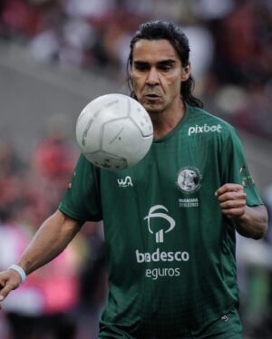 André Gonçalves Instagram - Um #tbt de ontem que marcou um gol eternizado no meu coração! 
Que honra ser convidado para jogar meu esporte favorito no jogo dos artistas a convite do meu ídolo @zico e de seu filho @coimbrabr no estádio mais especial do mundo, o Maracanã! 
Que golaço! 
Gratidão sem fim! @alvesjopaco_fotos 📸
🙏♥️⚽️

#jogodosartistas2023 #maracanã #gratidao