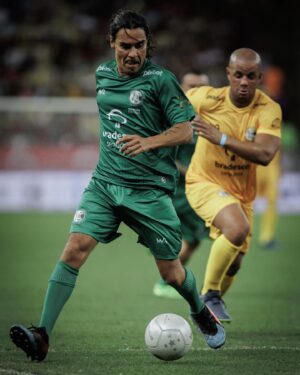 André Gonçalves Instagram - Um #tbt de ontem que marcou um gol eternizado no meu coração! 
Que honra ser convidado para jogar meu esporte favorito no jogo dos artistas a convite do meu ídolo @zico e de seu filho @coimbrabr no estádio mais especial do mundo, o Maracanã! 
Que golaço! 
Gratidão sem fim! @alvesjopaco_fotos 📸
🙏♥️⚽️

#jogodosartistas2023 #maracanã #gratidao