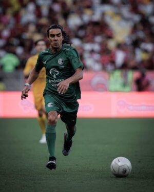 André Gonçalves Instagram - Um #tbt de ontem que marcou um gol eternizado no meu coração! 
Que honra ser convidado para jogar meu esporte favorito no jogo dos artistas a convite do meu ídolo @zico e de seu filho @coimbrabr no estádio mais especial do mundo, o Maracanã! 
Que golaço! 
Gratidão sem fim! @alvesjopaco_fotos 📸
🙏♥️⚽️

#jogodosartistas2023 #maracanã #gratidao