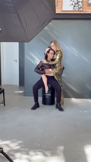 André Gonçalves Instagram - Feito em casa é mais gostoso 📸

Ph @jucoutinho 
Make&Hair @makegonzovivi 
Styling @samantha_szczerb 

#photoshoot #homesweethome #soon