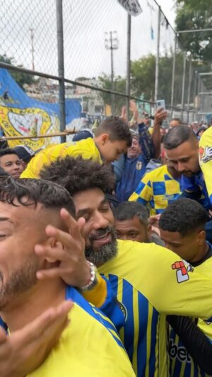 André Santos Instagram - O GATO É LOKO 😼

Que festa foi essa? ATÉ OS JOGADORES SUBIRAM NA ARQUIBANCADA! 🔥

O Pau no Gato está no mata-mata da Super Copa Pioneer Netshoes 2024! ✅

#SuperCopaPioneer @netshoes #FuteboldeVárzea #VárzeadeQualidade