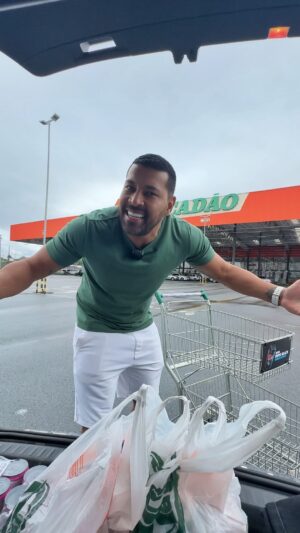André Santos Instagram - Andréia vai viajar e eu já aproveitei para garantir tudo que eu precisava para o churrasquinho com a galera em casa no @atacadaosa.oficial 

Lá tem uma variedade de produtos e esse mês os preços estão ainda melhores em comemoração ao aniversário de 62 anos do Atacadão.

Além disso, você consegue participar da promoção parceirão na sorte e concorrer a mais de 3 milhões em prêmios até o final do abril.

Está esperando o que? Corre para aproveitar 🥳

#Publicidade