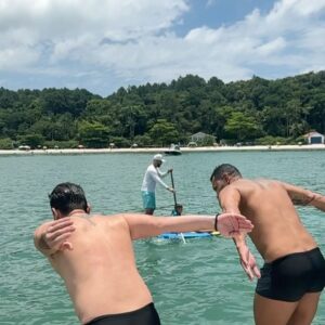 André Santos Instagram - Ontem um dia sensacional com meu amor e essa turma que não tem preço! Muitas risadas e diversão totalll… ☀️🌧️🌊💥♥️😂🛥️🍺