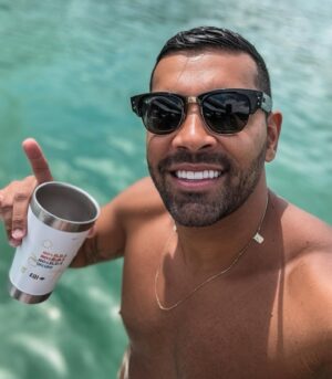 André Santos Instagram - Ontem um dia sensacional com meu amor e essa turma que não tem preço! Muitas risadas e diversão totalll… ☀️🌧️🌊💥♥️😂🛥️🍺