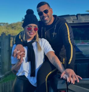 André Santos Instagram - Feliz dia dos namorados meu AMOR! 
Que possamos continuar assim crescendo como casal e cuidando um do outro com muito amor, carinho, respeito, lealdade e acima de tudo com essa conexão que nos uniu de querer estar sempre juntos! 
TE AMOOO e borá continuar escrevendo essa história.