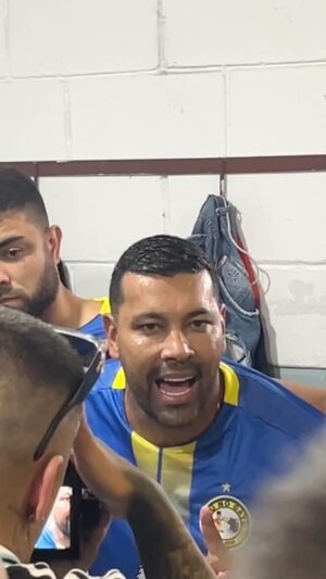 André Santos Instagram - NA VÁRZEA É DIFERENTE! 🤯

Se liga aí no discurso do @andre_santos27 em sua estreia de Super Copa Pioneer Netshoes. 

Pau no Gato conta ainda com @crisb_16 e @showza21 e enfrentará o @cornetafutebolclube logo mais. 

TRANSMISSÃO AO VIVO NO YOUTUBE (link nos stories)

#supercopapioneer @netshoes