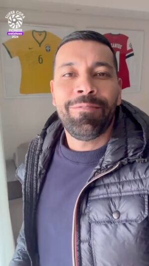 André Santos Instagram - Convocação do Andre Santos! 😼

O Pau no Gato entra em campo nas oitavas da Super Copa Pioneer Netshoes 

O duelo é contra o Ipanema e o André Santos convocou você para esse jogão! 🫵

Contamos com o ESPETÁCULO da Família Gato Loko no CDC Parque Doroteia 

E para que você possa assistir em qualquer lugar, o duelo terá transmissão da @radiocraqueneto

#SuperCopaPioneer @netshoes #VárzeadeQualidade #FuteboldeVárzea