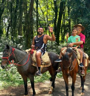 André Santos Instagram - Coisa linda demaissss… Muito obrigada meu amor @deiabusatto por me trazer para conhecer sua história!! 🐴🍺👏🏽♥️