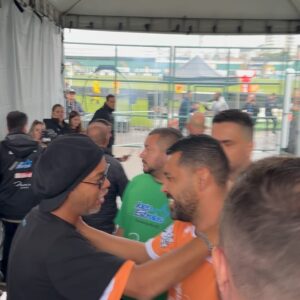 André Santos Instagram - Ontem um dia mais que especial, voltar a jogar no Orlando Scarpelli. O @jogodasestrelassc ao lado de um dos maiores ídolos do nosso futebol @ronaldinho o "Bruxo"
Parabéns a todos pela organização e a todos os torcedores que estiveram presentes e fizeram essa festa linda, mesmo com esse tempo chuvoso. 
Muito feliz com mais uma ação para ajudar nossos amigos do 
RIO GRANDE DO SUL.