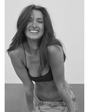 Andrea Bartlow Instagram - This one’s for my mom because she only likes my photos when I smile.. 😆

A new fave by 📸 @isabellalombardini 💄 @zarakaplanmakeup