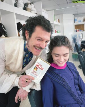 Andrea Bosca Instagram - Tropppico del Cancro, con @catelessy 🧨❤️‍🔥#moodoftheday 

(La leggenda di Johnny Trap continua nelle prossime puntate @giacomogiorgioreal … #noi #pazzimafelici🌟🍝🥷 ) 

#belcanto #backstage #freedom